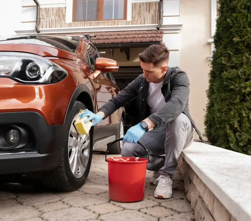 Lavage auto à domicile Saint-Vincent-sur-Jard : professionnel intervenant sur un véhicule